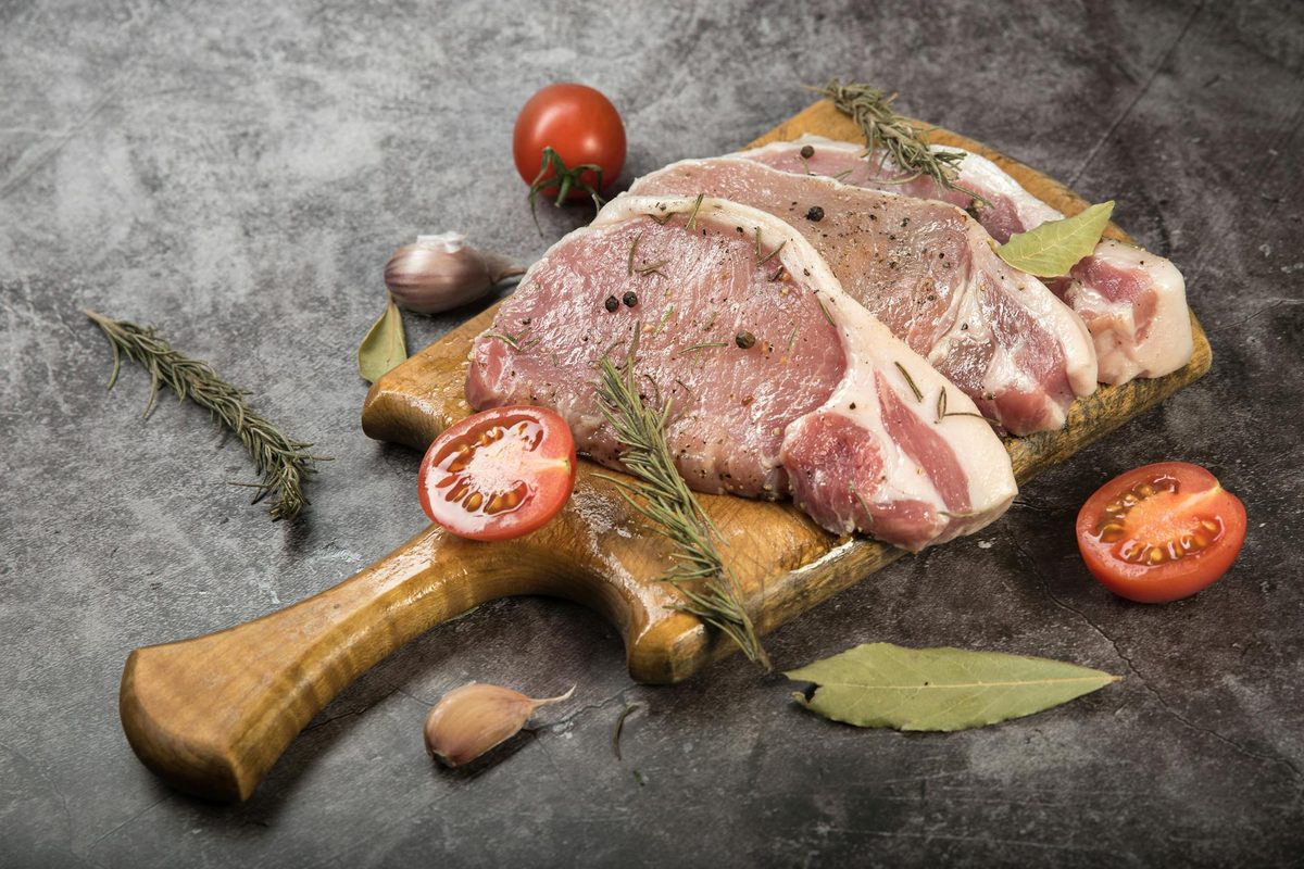 Raw Dog Food in the UK: Benefits, Risks and What You Need to Know